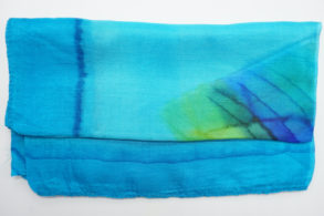 foulard 100% soie motifs nuances de couleur bleue