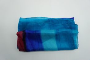 foulard 100% soie motifs nuances de couleur bleu foncé
