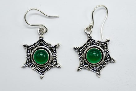 es boucles d'oreilles indiennes sont en plaqué argent avec une pierre ronde en Agate verte.   La monture est mât et travaillée en forme de fleur pour un style ethnique ou artisanal. 
