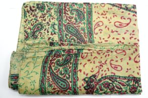 Foulard soie écru motifs verts et roses
