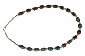 Collier TIBETAIN orné de pierres Lapis-Lazuli avec des pierres taillées typiquement tibétain et des perles argentées Ce joli collier pour embellir toutes vos tenues.