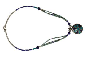 Collier Tibetain en  Turquoise  et  lapis-lazuli avec un pendentif tibétain