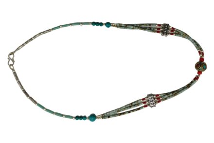 Collier TIBETAIN orné de pierres Turquoise  et Corail et de perles argentées, Ce joli collier pour embellir toutes vos tenues. Ce bijou est de fabrication artisanale avec une belle finition.