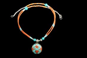 Collier Tibetain en  Turquoise  et  corail avec un pendentif tibétain