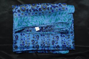 Foulard bleu fonce en soie  avec motifs