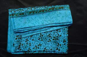 Foulard bleu en soie  avec motifs