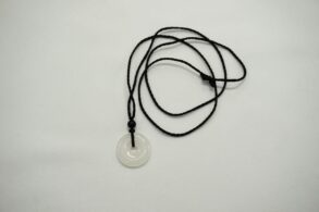 collier sur cordon avec une pierre naturelle ronde en pierre de lune