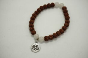 BRACELETen graine de rudraska et pierre de Lune breloque lotus