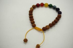 BRACELET pierres multi 7 chakras sur cordon jaune et graines de rudraska