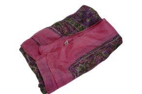 Foulard en 100% soie rose et des motifs couleur violet/vert