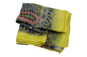 Foulard en 100% soie jaune et des motifs couleur bleu/rose