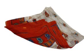 Foulard en 100% soie orange et des motifs
