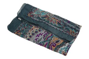Foulard en 100%soie gris avec motifs