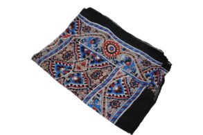 Foulard en 100% soie noire et des motifs bleus