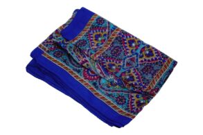 Foulard en 100% soie bleue FONCEE et des motifs couleur rose