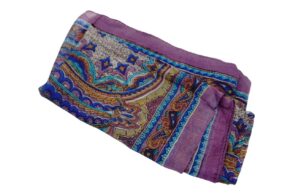 Foulard en 100% soie fuchsia et des motifs couleur bleu