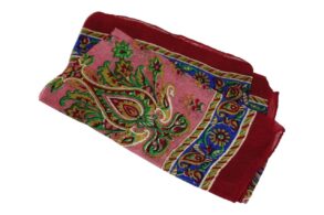 Foulard en 100% soie bordeaux avec des motifs couleur bleu et ocre
