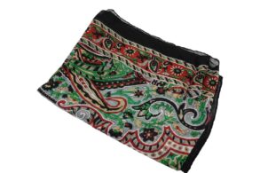 Foulard en 100% soie noire et des motifs