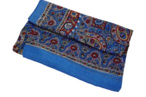 Foulard en 100% soie bleue et des motifs couleur rouge