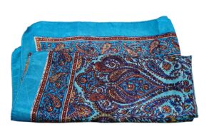 Foulard en 100% soie bleue à motifs