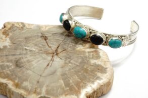 Manchette tibétaine argentée et turquoise /onyx noir