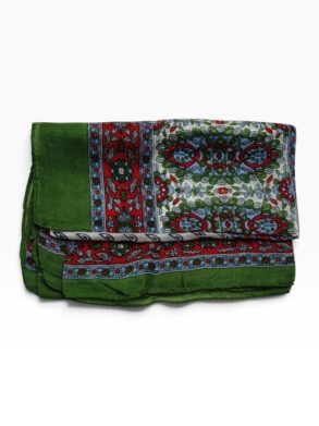 Foulard en 100% soie verte à motifs