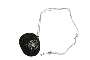chainette argentée avec une fleur et de petites pierres colorées.