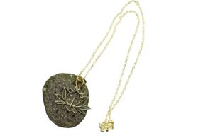Collier pendentif ethnique en laiton avec une fleur de lotus