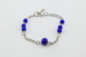 bracelet indien metal argenté et perles bleues
