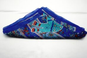  carré de soie bleu avec des motifs fleuris.