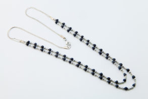 Collier fantaisie metal  perles argentées et noires