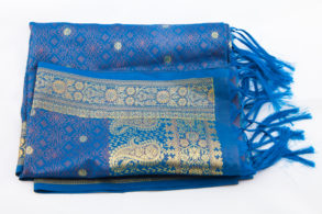 foulard 100% soie bleu avec broderie dorée