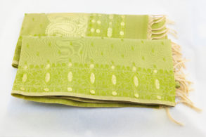 foulard 100% soie vert avec broderie