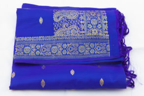 foulard 100% soie bleu foncé avec broderie